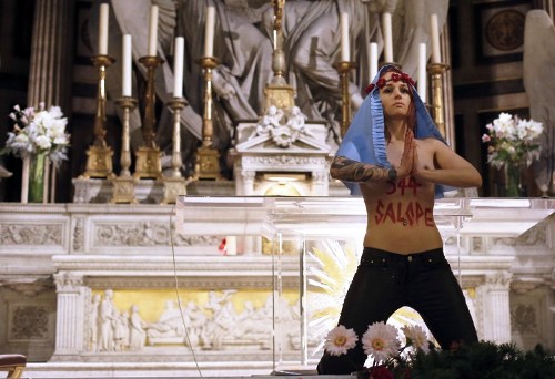 Активістка руху FEMEN влаштувала блюзнірську акцію в паризькій церкви Мадлен